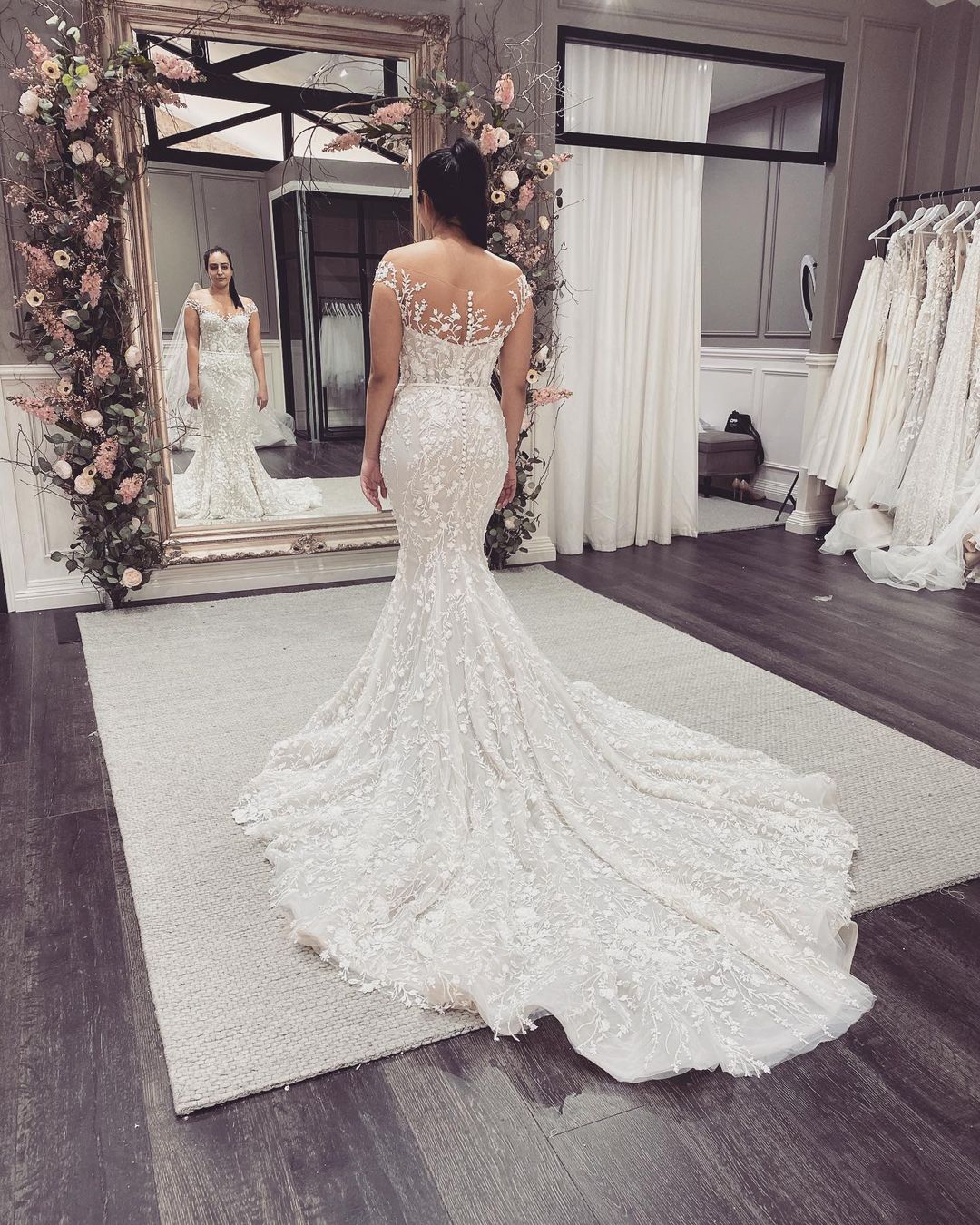 Elegantes langes rückenfreies Meerjungfrau-Brautkleid mit Trägerkleid-Ausschnitt, Applikationen und Spitze