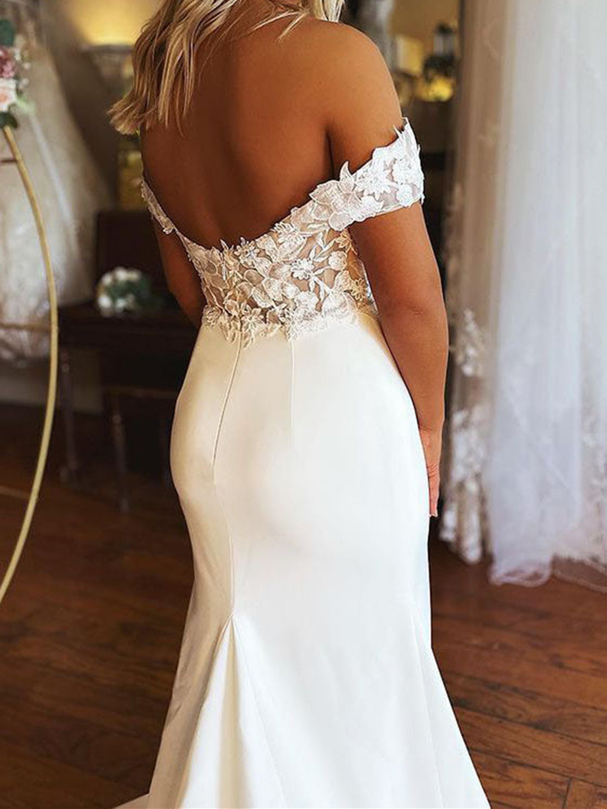 Elegantes langes Meerjungfrau-Brautkleid mit Trägerkleid-Ausschnitt, Satin und Spitze