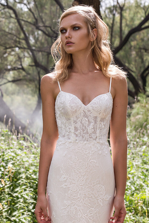 Elegantes langes rückenfreies Meerjungfrau-Brautkleid mit Träger und Spitze
