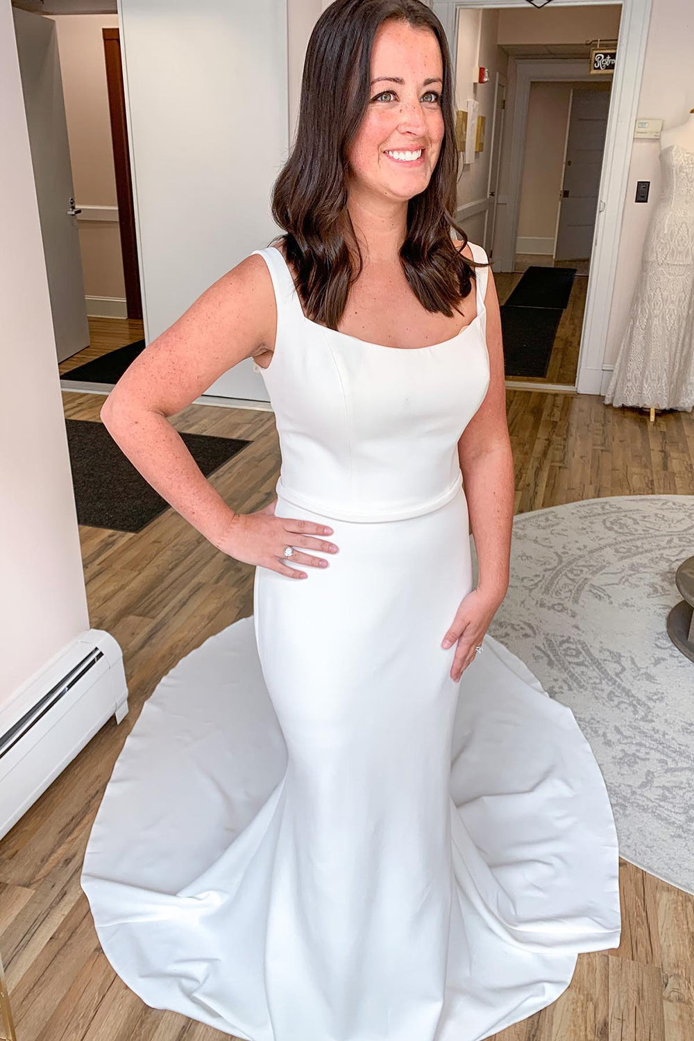 Elegantes langes Meerjungfrau-Satin-Brautkleid mit Trägern und offenem Rücken