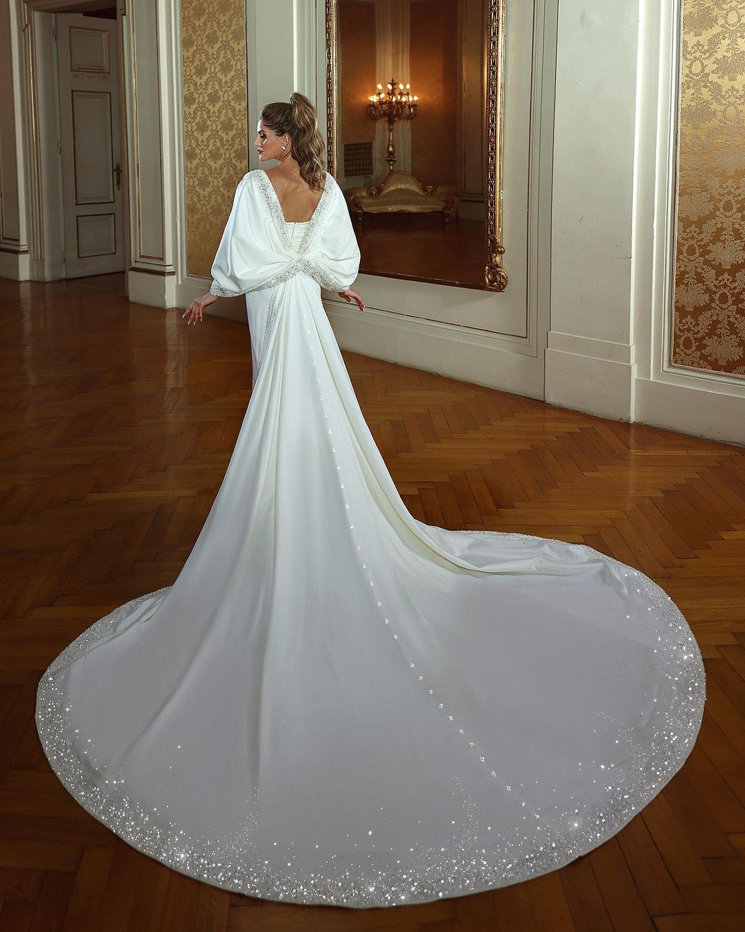 Elegantes langes Meerjungfrau-Brautkleid mit Herzausschnitt, langen Ärmeln, Perlenstickerei und Schleppe