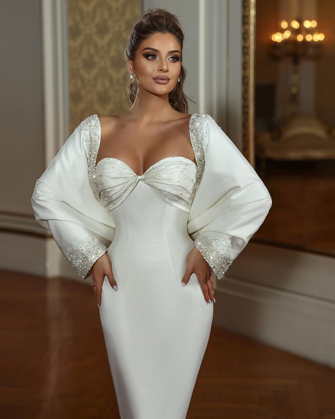 Elegantes langes Meerjungfrau-Brautkleid mit Herzausschnitt, langen Ärmeln, Perlenstickerei und Schleppe