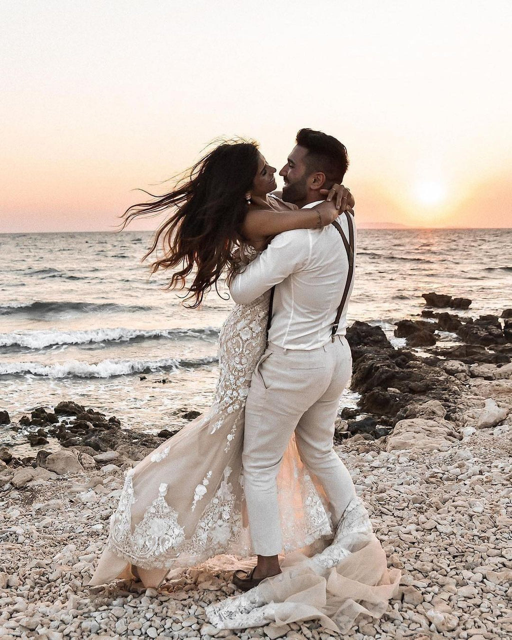 Abito da Sposa Elegante Lungo a Sirena con Scollo a V, Pizzo Floreale e Schiena Nuda