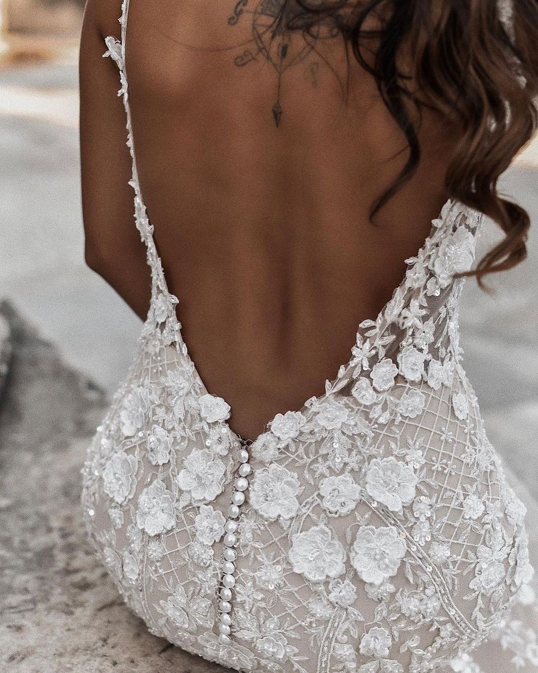Elegantes langes rückenfreies Meerjungfrau-Brautkleid mit V-Ausschnitt und floraler Spitze