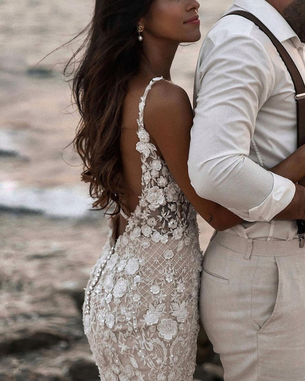 Abito da Sposa Elegante Lungo a Sirena con Scollo a V, Pizzo Floreale e Schiena Nuda