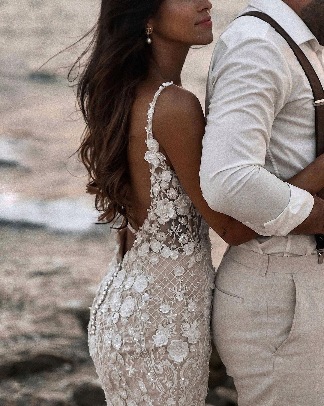 Abito da Sposa Elegante Lungo a Sirena con Scollo a V, Pizzo Floreale e Schiena Nuda