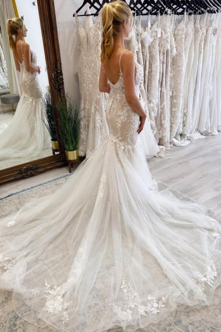 Elegantes langes rückenfreies Meerjungfrau-Brautkleid mit V-Ausschnitt, ohne Ärmel und mit Spitze