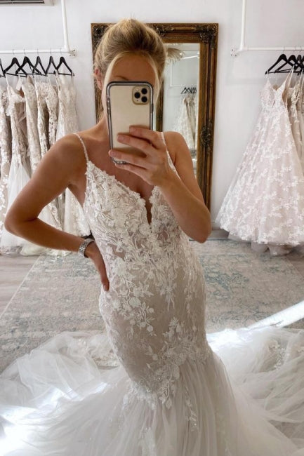 Elegantes langes rückenfreies Meerjungfrau-Brautkleid mit V-Ausschnitt, ohne Ärmel und mit Spitze