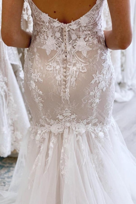 Elegantes langes rückenfreies Meerjungfrau-Brautkleid mit V-Ausschnitt, ohne Ärmel und mit Spitze