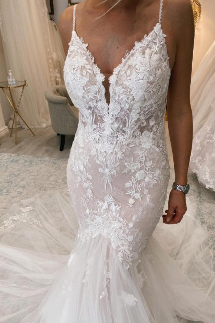 Elegantes langes rückenfreies Meerjungfrau-Brautkleid mit V-Ausschnitt, ohne Ärmel und mit Spitze