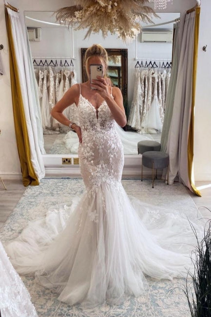 Elegantes langes rückenfreies Meerjungfrau-Brautkleid mit V-Ausschnitt, ohne Ärmel und mit Spitze
