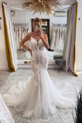Elegantes langes rückenfreies Meerjungfrau-Brautkleid mit V-Ausschnitt, ohne Ärmel und mit Spitze