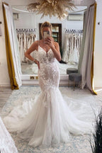 Elegantes langes rückenfreies Meerjungfrau-Brautkleid mit V-Ausschnitt, ohne Ärmel und mit Spitze