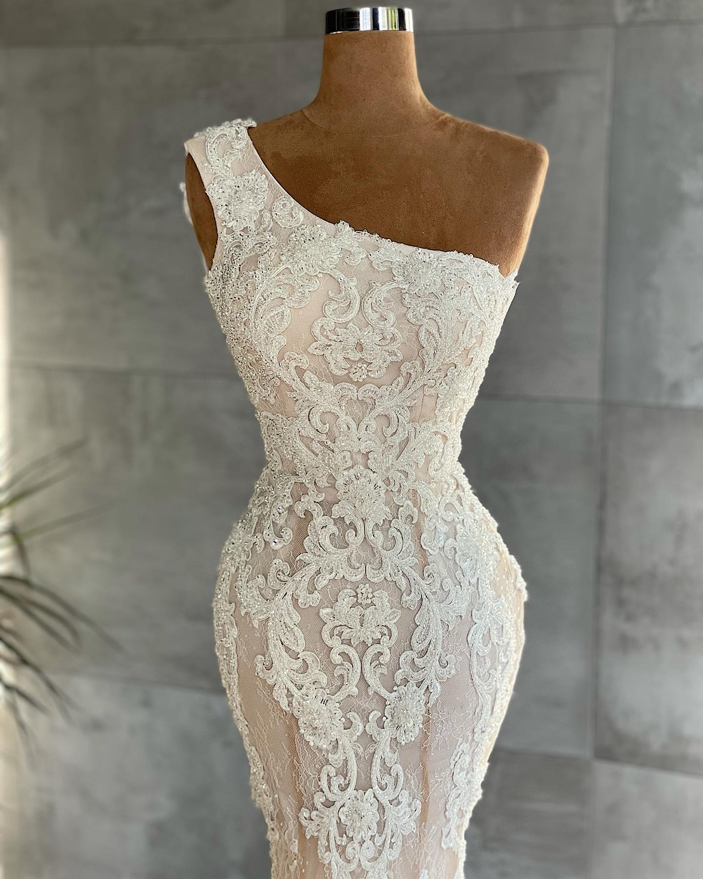Elegantes langes einseitig getragenes Meerjungfrau-Brautkleid mit Applikationen und Spitze
