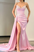 Elegantes langes rosa ärmelloses Satin-Ballkleid mit Schlitz vorne und Perlenbesatz