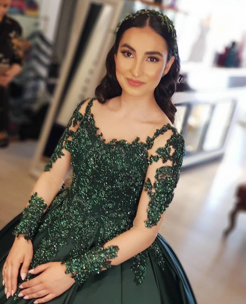 Elegante Ballkleider mit langen Ärmeln und Herzausschnitt aus Spitze und Satin