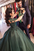 Robe de bal élégante à manches longues, col cœur en dentelle et satin