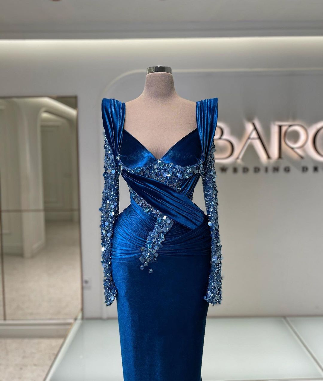 Vestido de baile formal elegante com mangas compridas e corte sereia