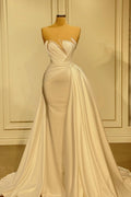 Elegantes langes weißes Meerjungfrau-Brautkleid ohne Ärmel mit Glitzer und Spitze
