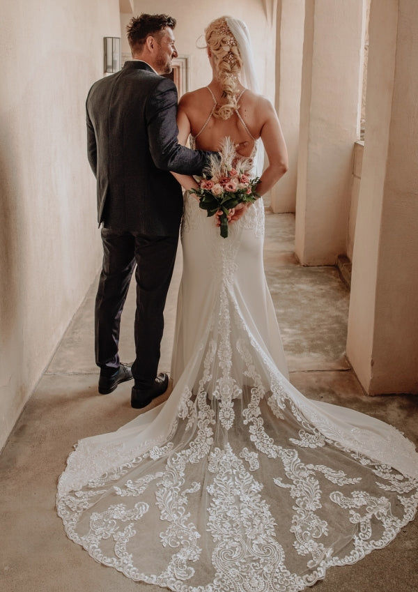 Elegantes langes weißes Meerjungfrau-Ärmelloses Spitze Rückenfreies Hochzeitskleid mit Schleppe