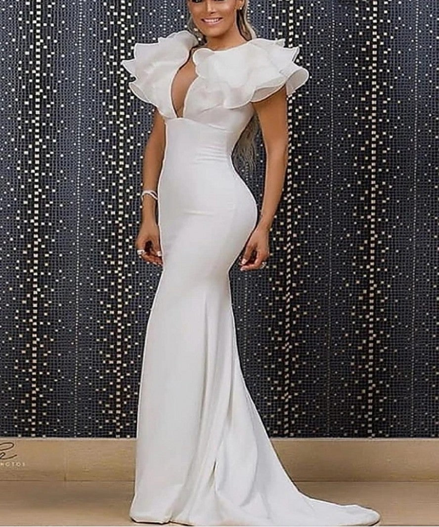 Elegantes langes weißes Meerjungfrau-V-Ausschnitt trägerloses Ballkleid mit Rüschen