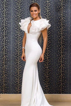 Elegantes langes weißes Meerjungfrau-V-Ausschnitt trägerloses Ballkleid mit Rüschen