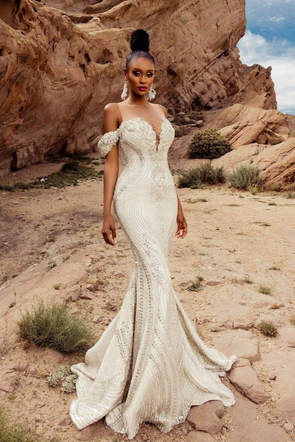 Elegantes Meerjungfrau-Spitzen-Trägerloses Weißes Brautkleid Mit Perlenstickerei