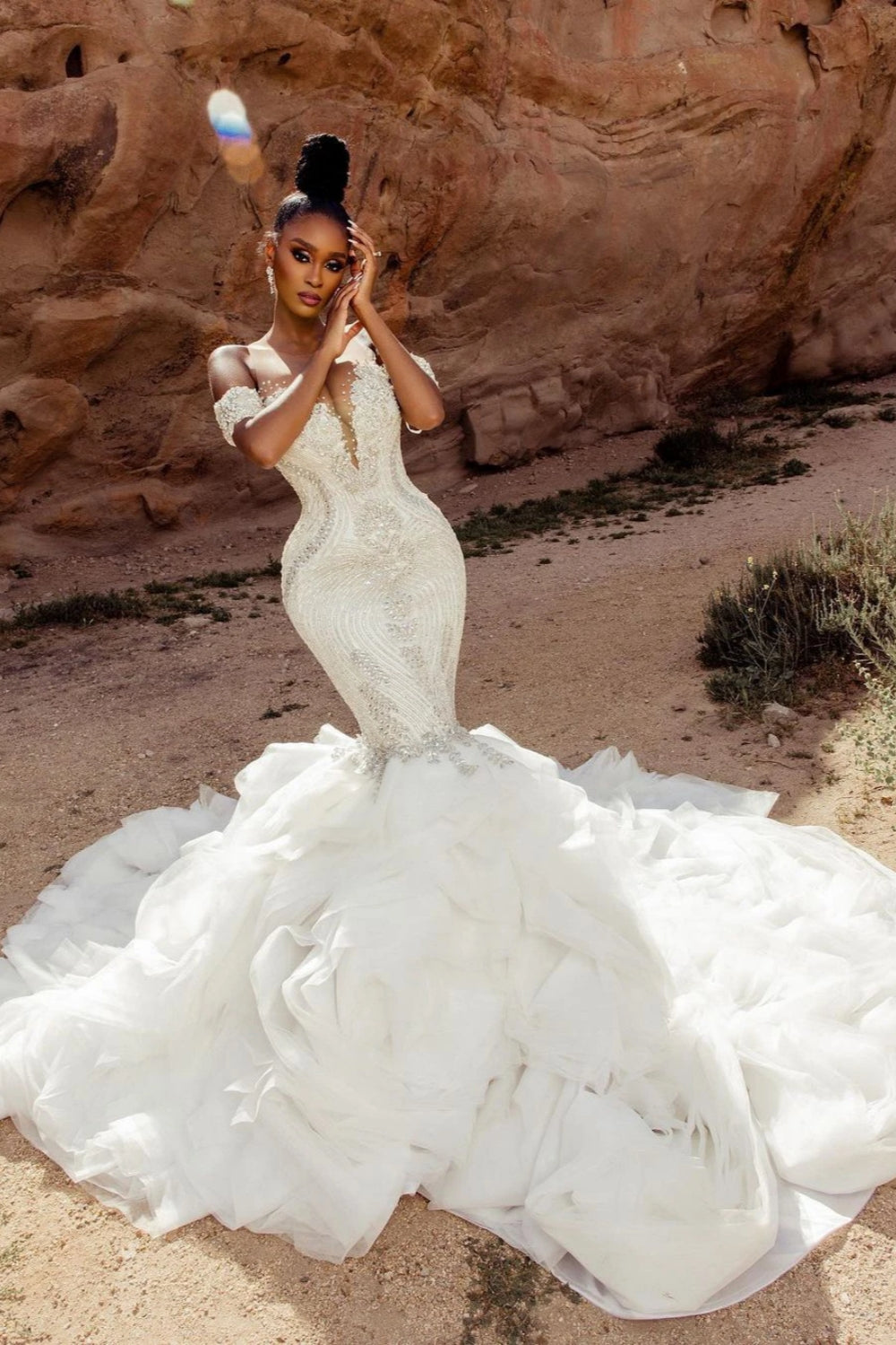 Elegantes Meerjungfrau-Spitzen-Trägerloses Weißes Brautkleid Mit Perlenstickerei