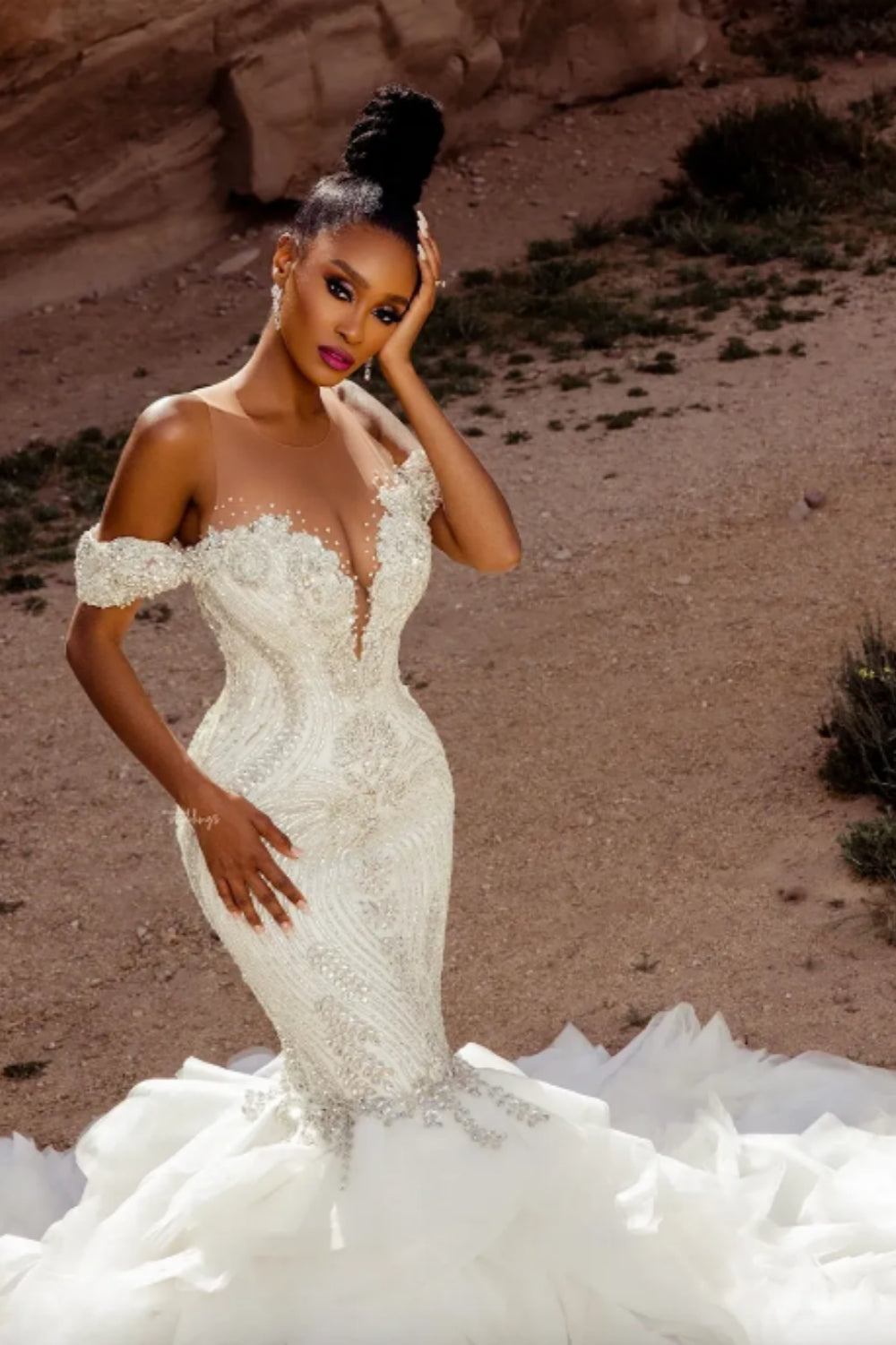 Elegantes Meerjungfrau-Spitzen-Trägerloses Weißes Brautkleid Mit Perlenstickerei