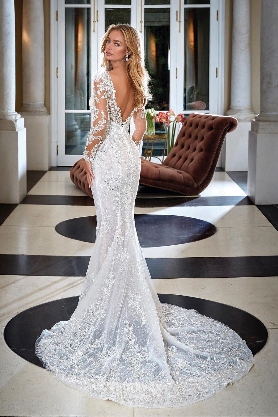 Elegantes rückenfreies Meerjungfrau-Hochzeitskleid mit V-Ausschnitt, Spitze, Applikationen und langen Ärmeln