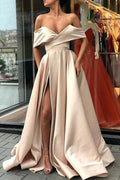 Elegantes schulterfreies Satin-Abschlussballkleid mit geteilter Schleppe und Schleife PG783