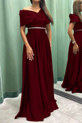 Elegante Vestido de Noche Largo Borgoña de Raso con Hombros Descubiertos