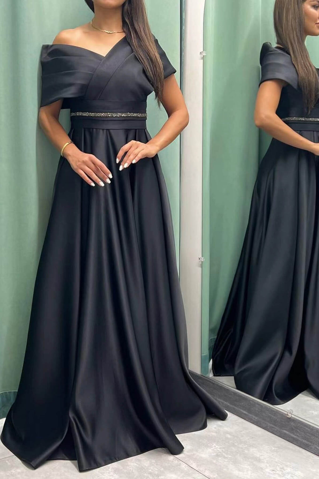 Elegantes vestidos de noite compridos de cetim cor de vinho com decote ombro a ombro