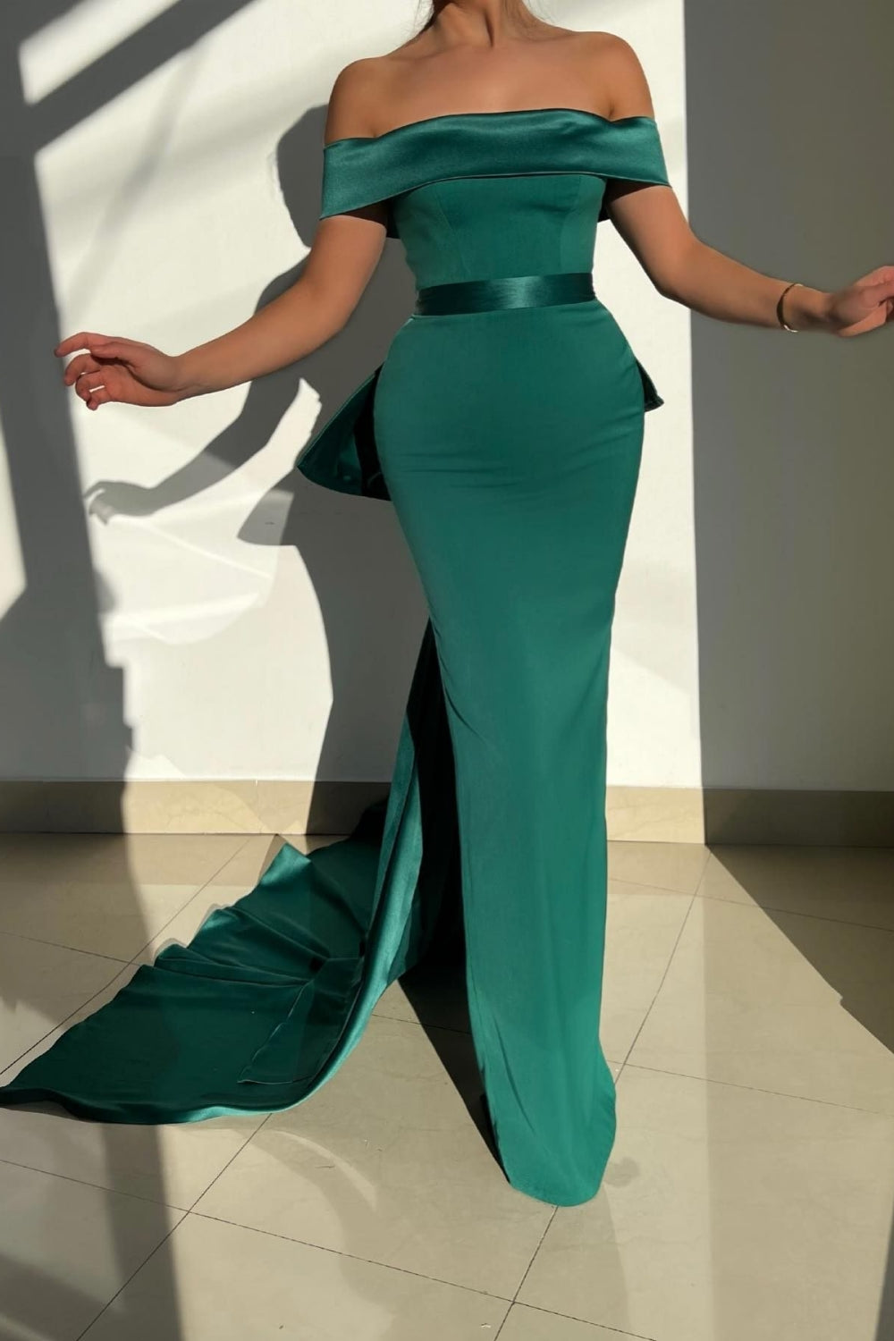 Elegantes vestidos de baile estilo sereia em cetim com ombros à mostra e cauda