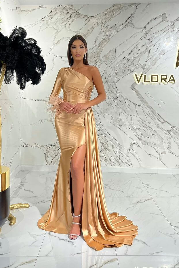 Vestido de baile elegante estilo sereia, com um só ombro e mangas compridas e racha
