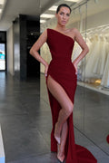 Elegante vestido de noche largo burdeos, un hombro, silueta sirena con abertura