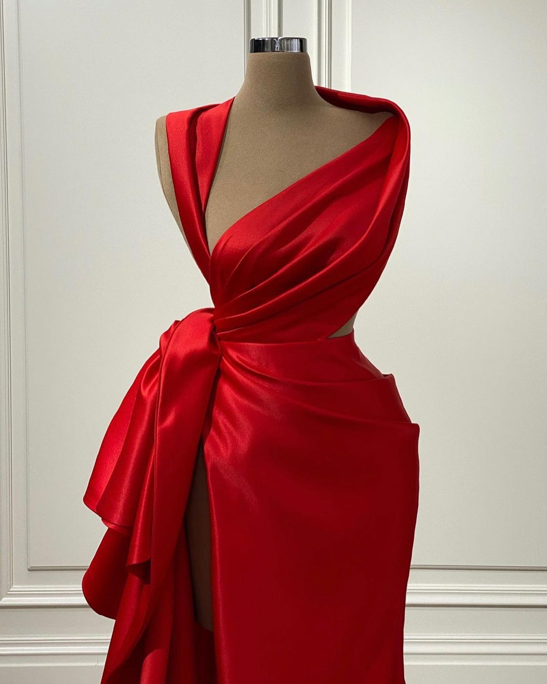 Elegante vestido de noite comprido de cetim vermelho com um ombro e fenda alta