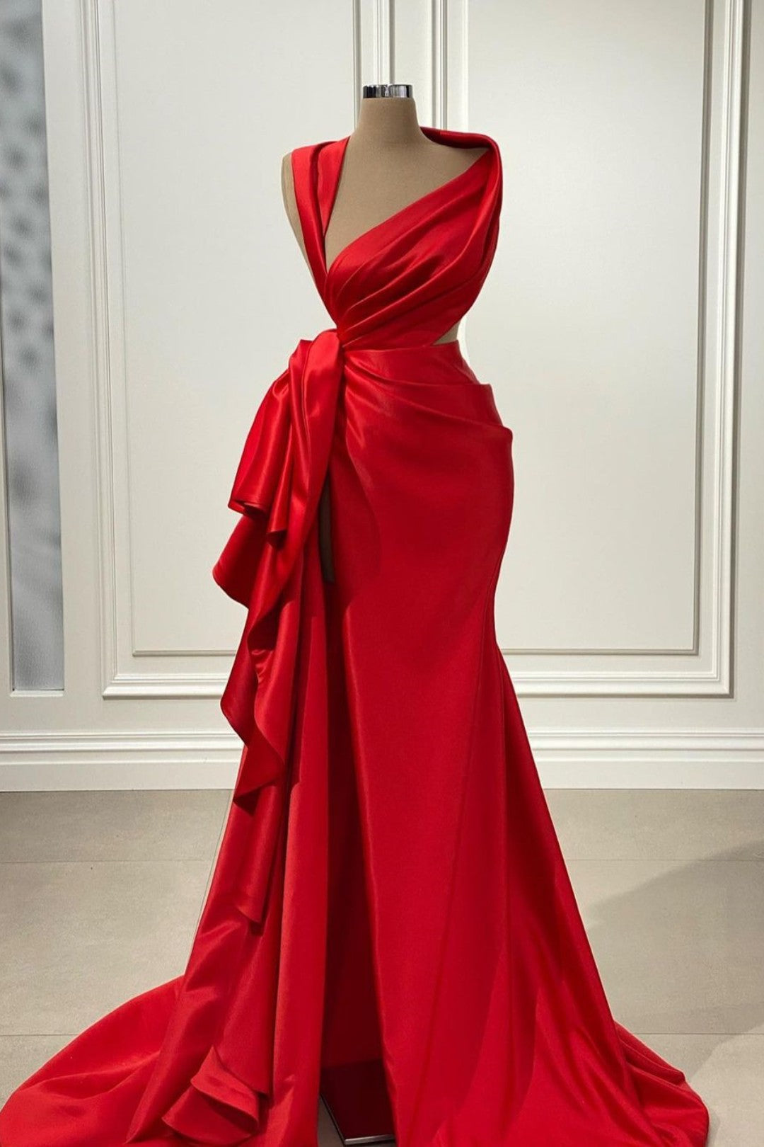 Elegante vestido de noite comprido de cetim vermelho com um ombro e fenda alta