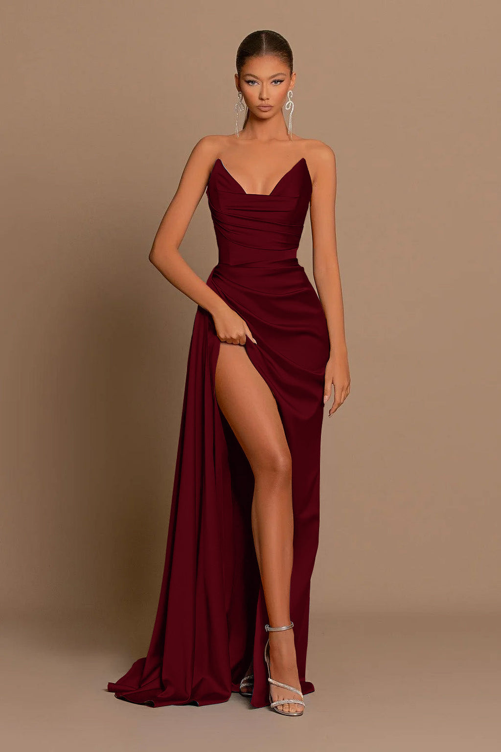 Elegante vestido de noite comprido sereia cor de vinho, em cetim, com racha