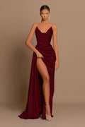 Vestido de Noche Elegante en Satin Color Borgoña Largo Tipo Sirena con Escote Corazón y Abertura
