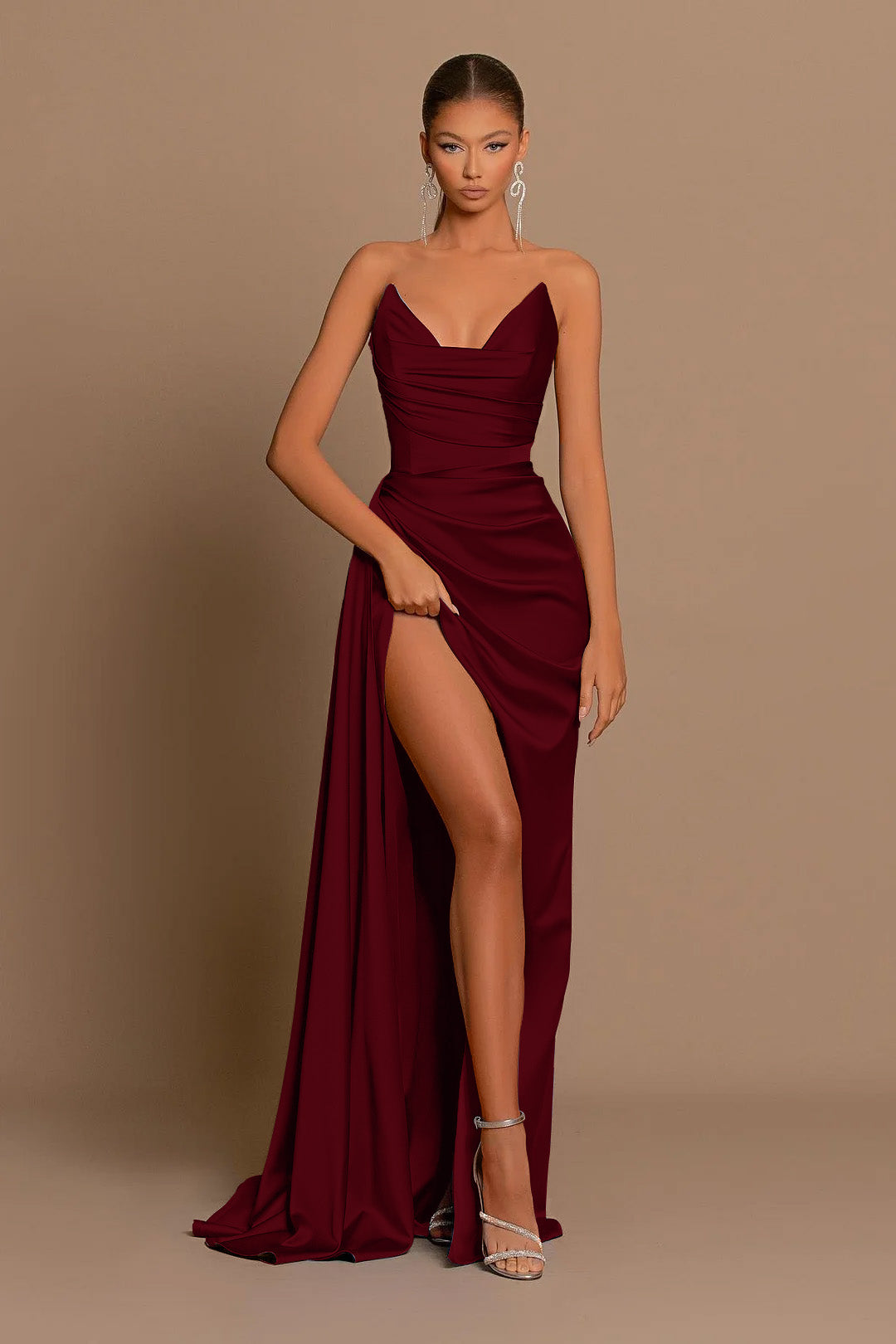 Elegante vestido de noite comprido sereia cor de vinho, em cetim, com racha