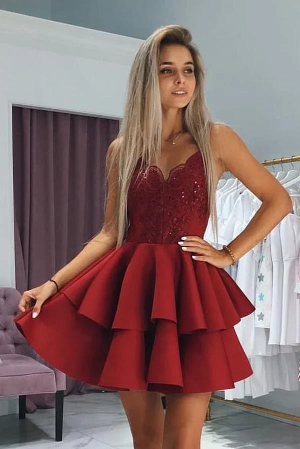 Elegantes kurzes A-Linien-Kleid mit V-Aussatz in satiniertem Burgunderrot für den Abschlussball