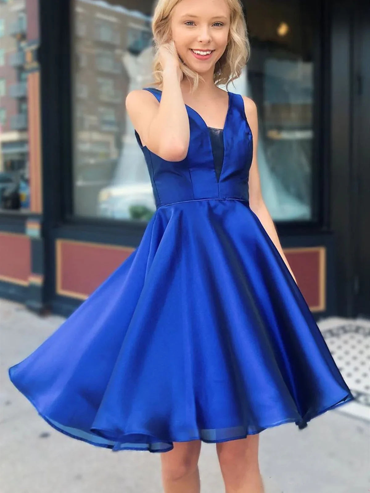 Elegantes kurzes A Line V-Ausschnitt Satin Abschlussballkleid Königsblau Homecoming Kleider