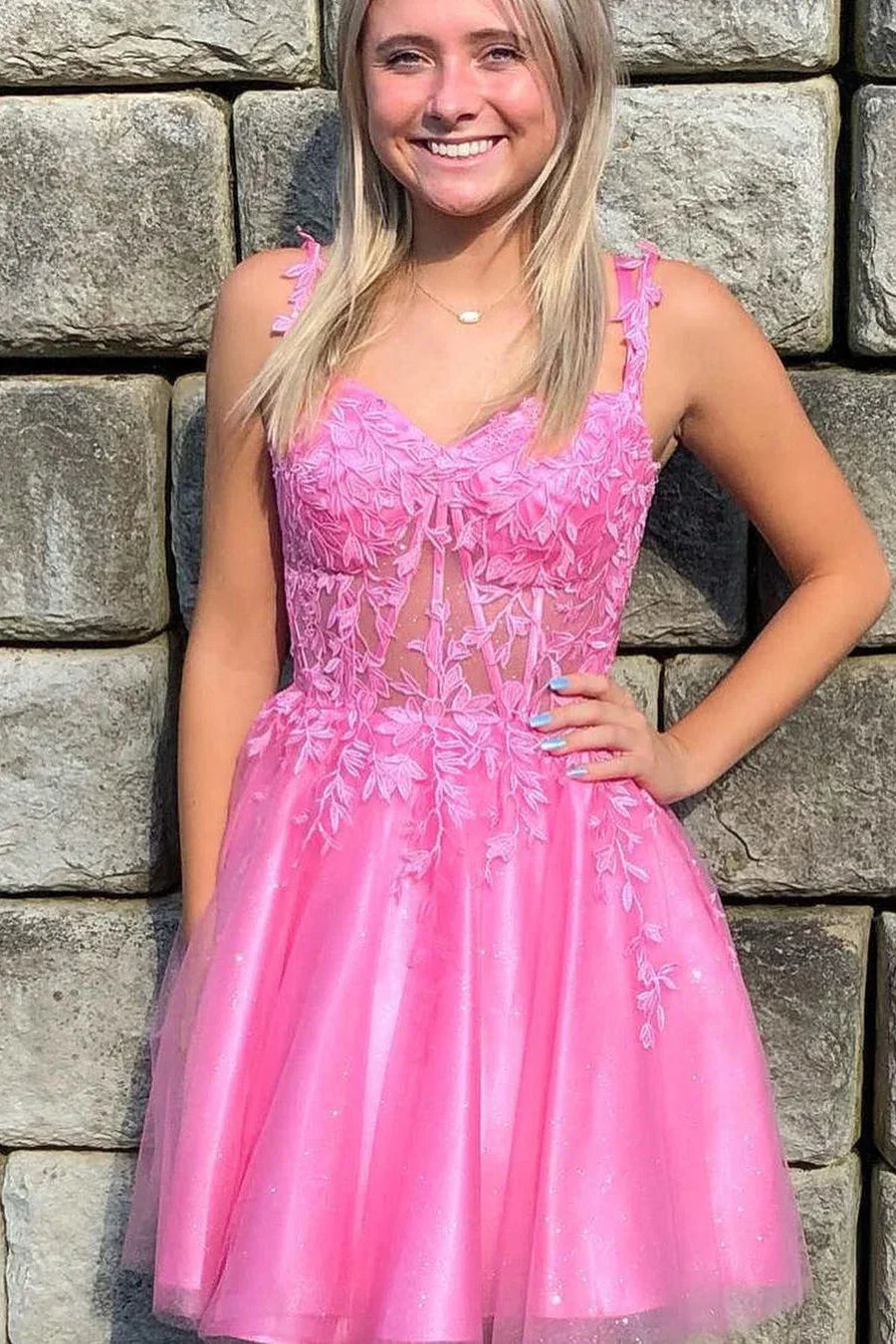 Elegantes Kurzes Rosa Träger Spitze Ärmelloses Glitzer-Homecoming-Kleid