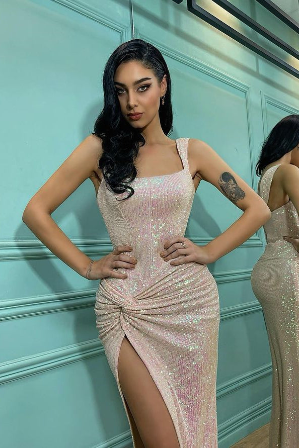 Vestido de noite comprido estilo sereia com alças finas e lantejoulas e racha