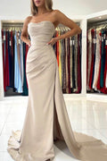Elegante Vestido de Noche Largo de Satén Sin Tirantes Tipo Sirena con Abertura