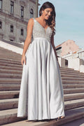 Elegantes Ballkleid mit V-Ausschnitt und Perlenbesatz, ärmelloses Abendkleid aus grauem Satin, PSK150