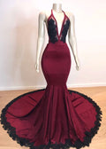Elegante Abendkleider mit V-Ausschnitt, Neckholder und Meerjungfrau-Applikationen 