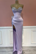 Vestido de gala largo y elegante estilo sirena con cuello corazón y abertura lateral