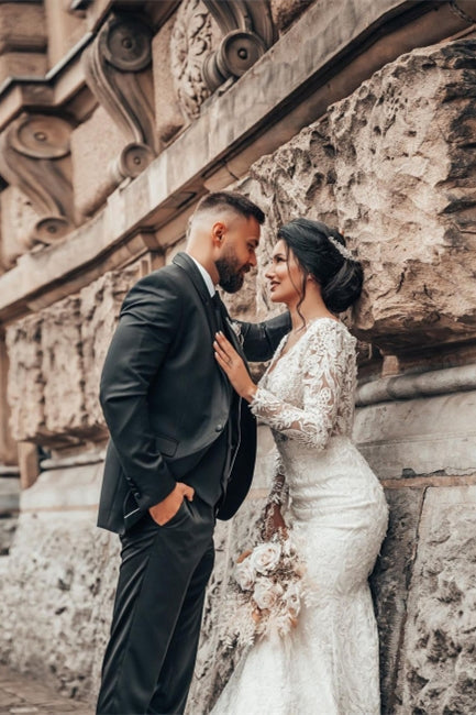 Elegant Weiß Blumen Spitze Meerjungfrau Frühlings Brautkleid Langarm V-Ausschnitt Schlanke Brautkleider